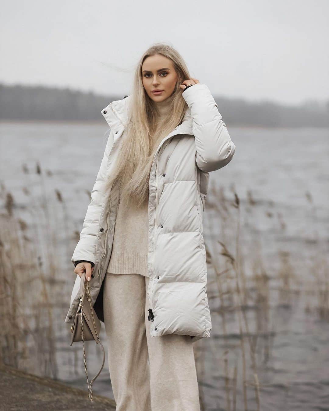 Anna Nyströmのインスタグラム：「Dreamy jacket from @norrskenjackets 🤍  Letar ni efter en elegant och mysig lite längre jacka så är denna helt magisk! Med min kod ’Anna’ får ni även 50% rabatt just nu! 😍 Denna modell heter ’Mora’ och finns i denna härliga matta cream/vita färg ‘oyster’ och även i svart. Kvaliteten är så fin och jag älskar att den känns så fjäderlätt och mjuk! Kommer garanterat bo i min nu i vinter 🥰」