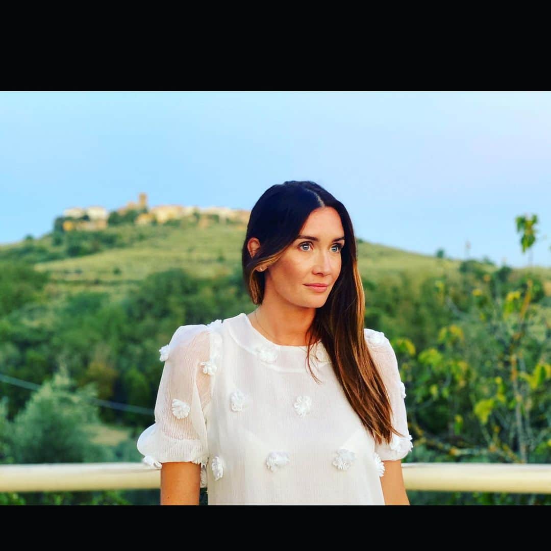 マーク・カヴェンディッシュのインスタグラム：「The Birthday Girl. The one that keeps our little clan running smoothly. The absolute rock for me. You don’t ever seem to slow down and every year you make me prouder. As a woman, as a mother and as a wife. You never stop talking, but you know what.. I’ll take that. Sorry I’m not with you today @petatoddlar. Happy Birthday my love x 💝🍰🥂🎁」