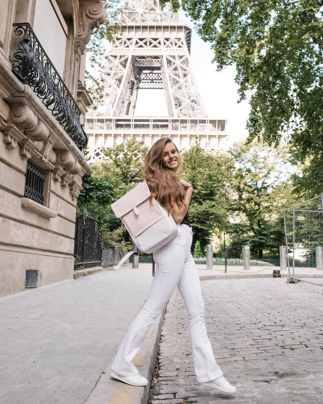 Kapten & Sonさんのインスタグラム写真 - (Kapten & SonInstagram)「NINA HOUSTON ADVENT CALENDAR GIVEAWAY 🎁 Discover our current story for our daily advent calendar gift!  'Happy mind - happy life.' 💚 @ninahouston exploring the streets of Paris with her own created backpack Fyn by Nina Houston. ✨ The pretty backpack is sadly out of stock and no longer available in our shop but if you like it here is a little hint: make sure you check our advent calender tomorrow. 🤫 #bekapten #kaptenandson #ninahouston⁠ .⁠ .⁠ .⁠ #backpack #ninahouston #fynbyninahouston #paris #citytrip #exploring #onthego #inspiration #happymind」12月9日 4時30分 - kaptenandson