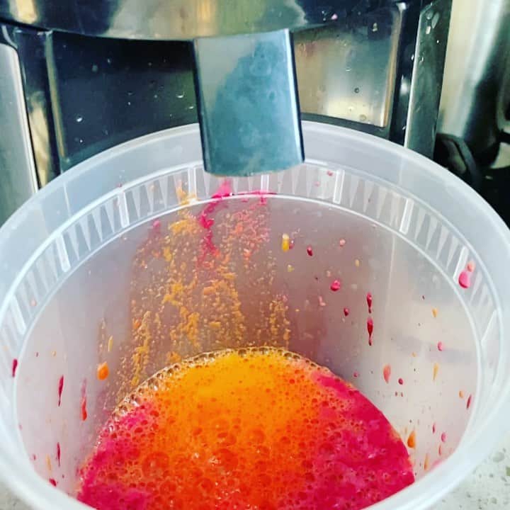 ケリスのインスタグラム：「Oh yeah ! Carrot , beet , ginger , natural glow gold mine smoothie mix, now that's sexy !  @bountyandfull it's a lifestyle」