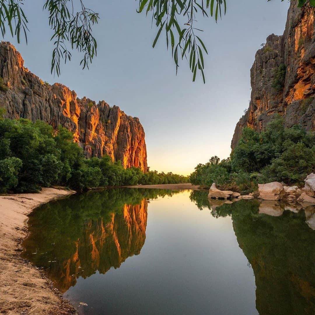 Australiaさんのインスタグラム写真 - (AustraliaInstagram)「Why Windjana, you are simply gorge-ous! 😎 @evdmiller was lucky enough to snap this serene shot of #WindjanaGorge while visiting #TheKimberleyAustralia in @australiasnorthwest. The ancient gorge has permanent water-holes lined with native figs and liechardt trees which attract big flocks of chatty corellas, fruit bats and shy freshwater crocodiles 🐊 The best way to see this beautiful part of @westernaustralia is to camp in one of the park’s unpowered sites and spend your days hiking the area on trails like the Savannah Walk, Time Walk and Gorge Walk. #seeaustralia #thisisWA #MagicKimberley #thekimberleyaustralia #holidayherethisyear」12月9日 4時25分 - australia