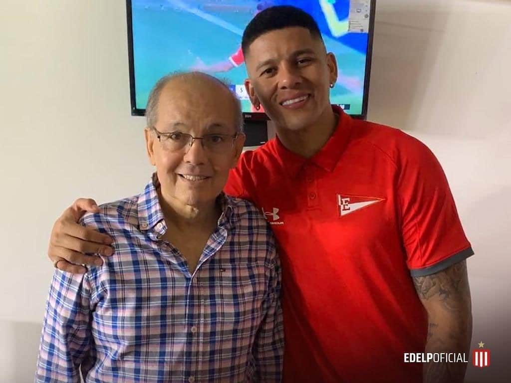 マルコス・ロホのインスタグラム：「Hasta pronto profesor. Gracias por tanto, gracias por todo lo que me ayudo y enseño a lo largo de mi vida de mi carrera sin duda que es gran parte por usted que llegue a ser el jugador y la persona que soy . Lo voy a extrañar muchísimo siempre lo voy a llevar conmigo. Que tristeza enorme esta noticia . Pero me quedo con esa noche en el country antes de volver a jugar con la camiseta que tanto amamos los dos . Donde charlamos de todo nos reímos y volvimos a compartir un momento juntos después de tantos años. Ahora descanse en paz que acá lo vamos a recordar siempre lo quiero mucho 💔」