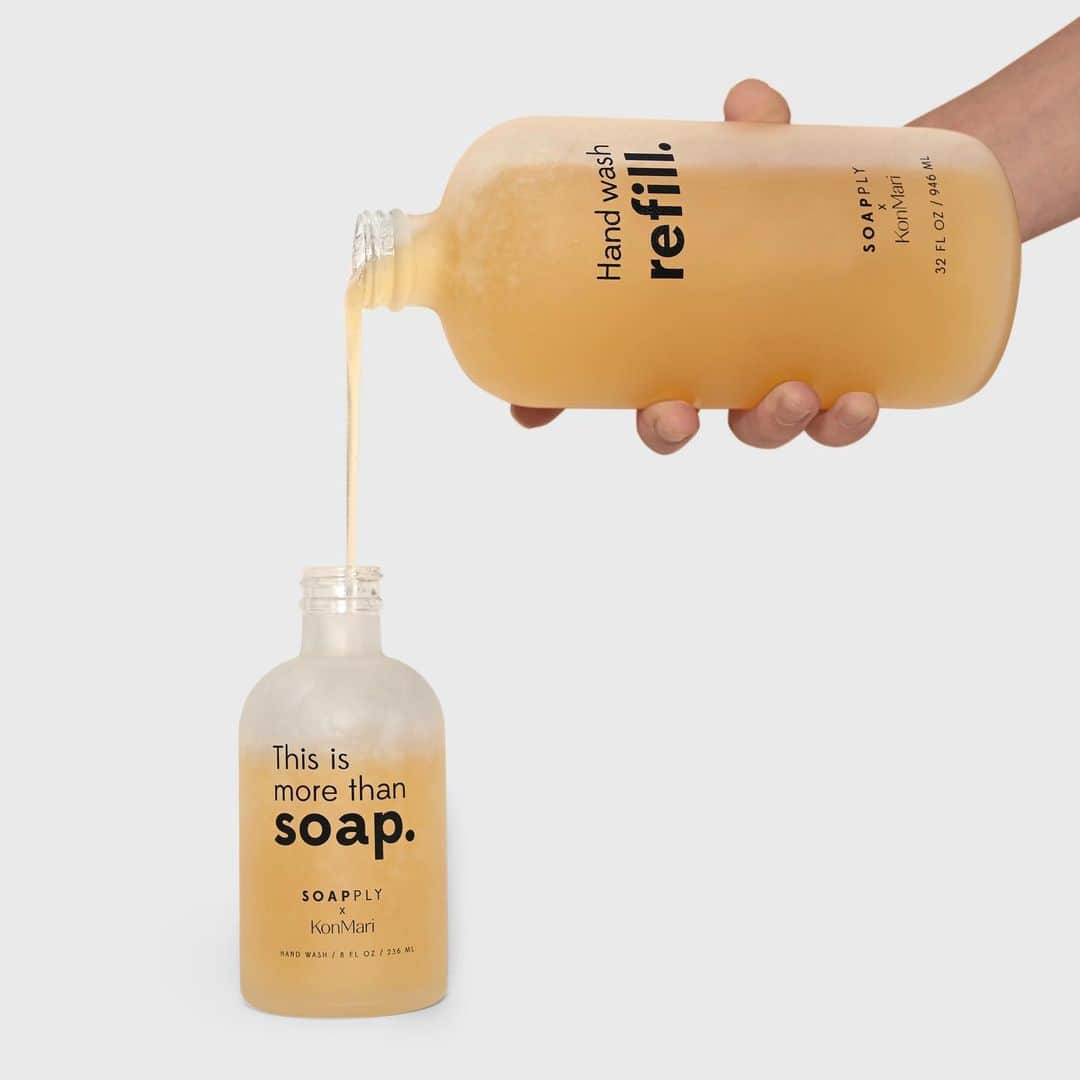 近藤麻理恵さんのインスタグラム写真 - (近藤麻理恵Instagram)「Did you know the shop at @konmari.co worked on an exclusive hand soap with @soapply? Packaged in refillable, recyclable glass and made from organic, plant-based ingredients. Plus, their proceeds support clean water, sanitation and hygiene projects around the world. Visit the link in my profile to learn more.」12月9日 4時32分 - mariekondo