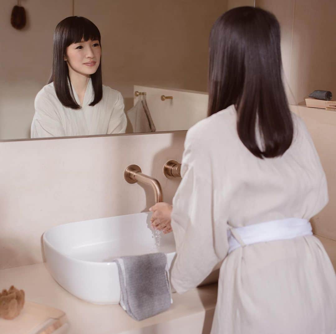 近藤麻理恵のインスタグラム：「Did you know the shop at @konmari.co worked on an exclusive hand soap with @soapply? Packaged in refillable, recyclable glass and made from organic, plant-based ingredients. Plus, their proceeds support clean water, sanitation and hygiene projects around the world. Visit the link in my profile to learn more.」