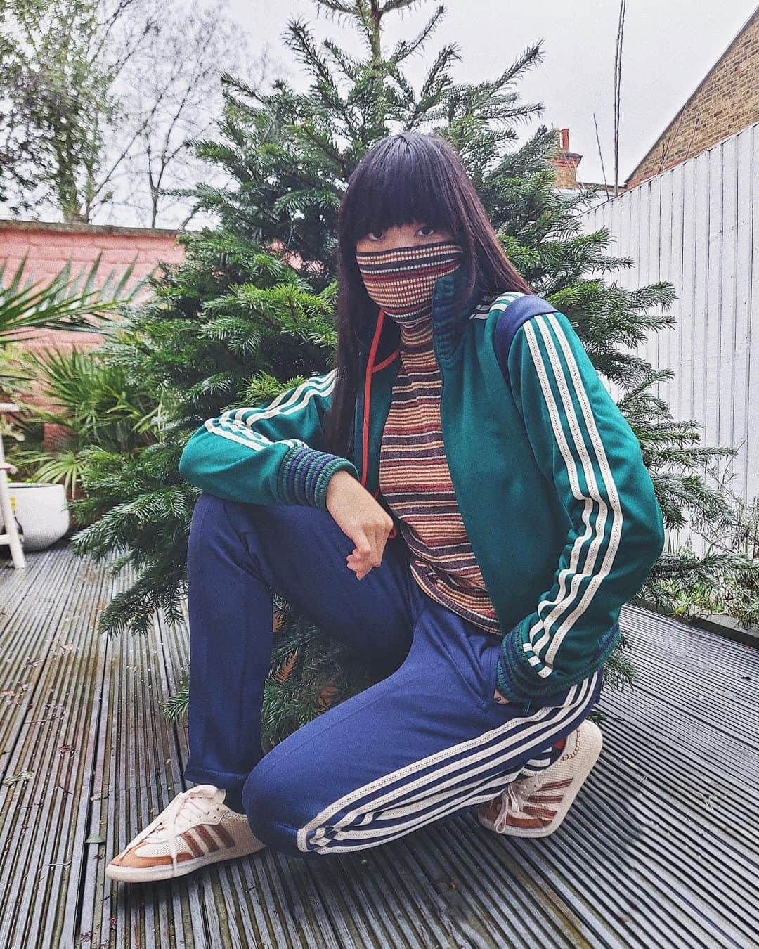 スージー・ロウさんのインスタグラム写真 - (スージー・ロウInstagram)「Someone has finally coaxed me into trackie bottoms after nine months of lockdown... @walesbonner x @adidasoriginals from her Lovers Rock collection now on @netaporter #NetAPorter #ad  And only because they have a sweet crochet trim running up the sides, alongside other tactile details like chunky knitted cuffs/collars and fuzzy throwback chenille  Also... who else has been doing the polo neck cover-up 😷 ( only when necessary )」12月9日 4時33分 - susiebubble