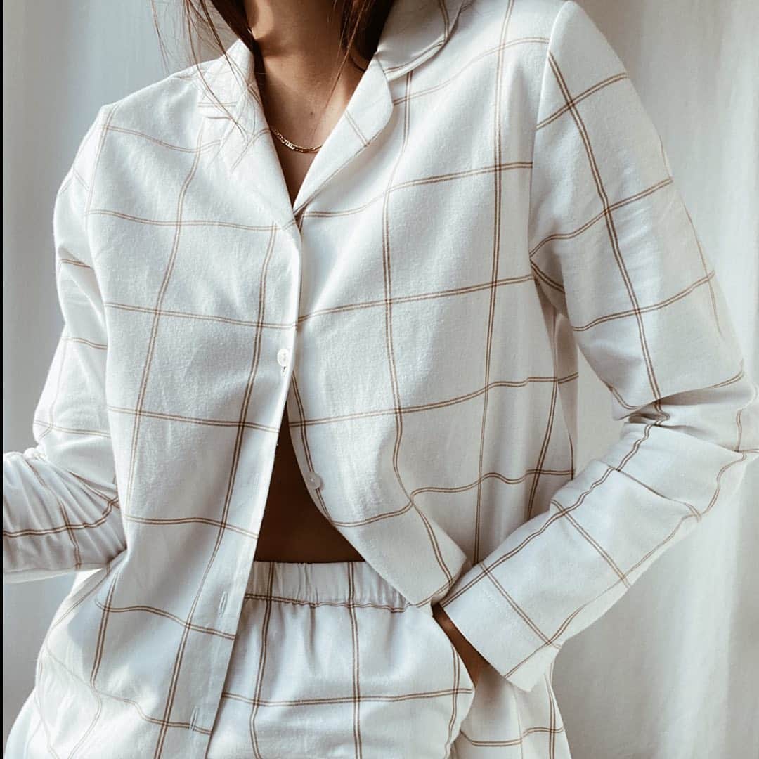 ハンロさんのインスタグラム写真 - (ハンロInstagram)「Incredibly soft and timelessly beautiful: the "Edda" pajama 🤍 #hanro #giftguide #nightwear #sleepwear」12月9日 4時33分 - hanro.official
