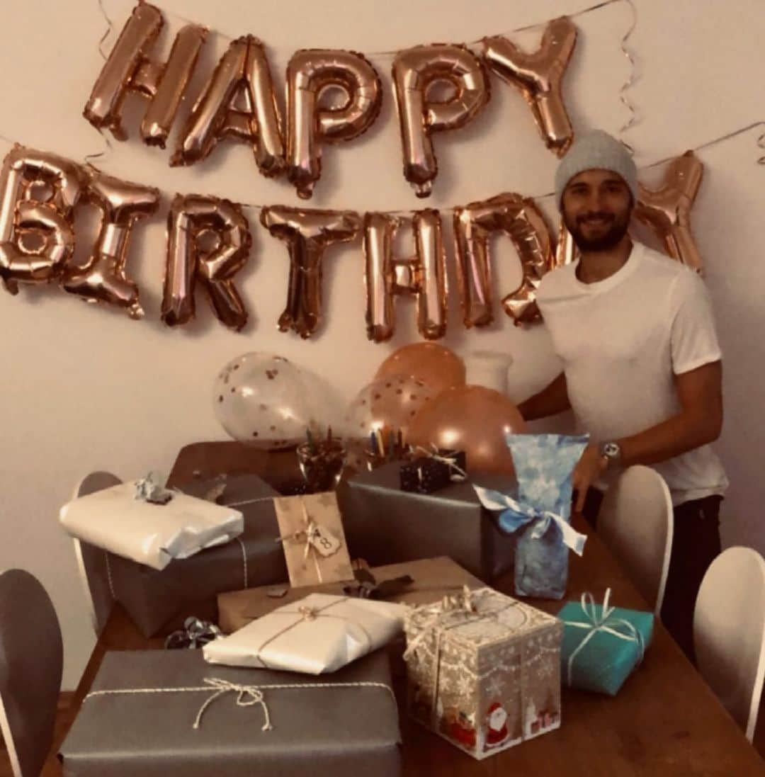 モリッツ・ライトナーのインスタグラム：「Thx 🙏 for all the messages, calls, posts & presents! It is amazing and I feel very blessed. Big thx to my @lizaa_lei & family for making this day as perfect as possible 😊 #birthday #present #happy #happiness #smile #family #love #life #enjoy #munich」