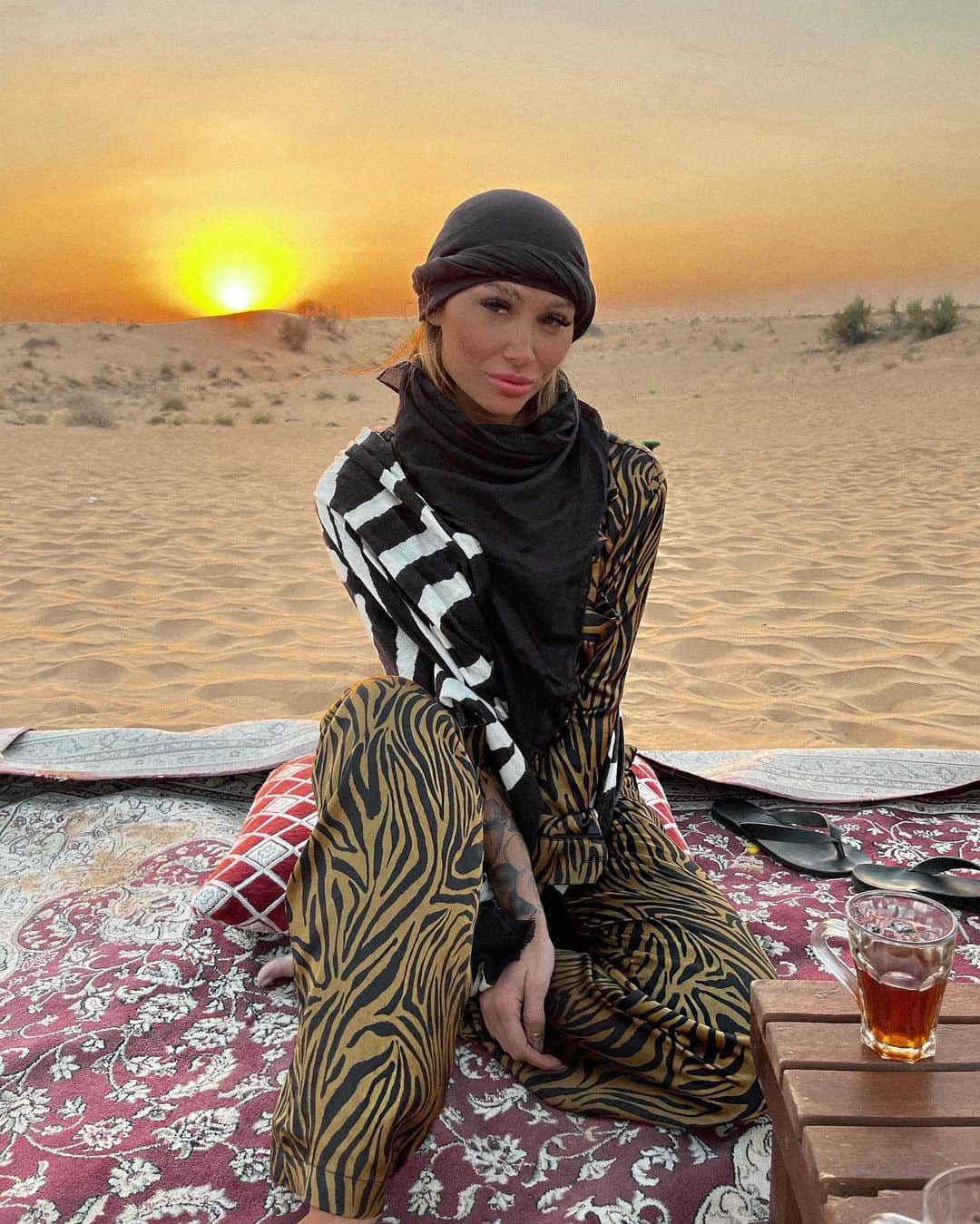 ルー・ティーズデールのインスタグラム：「Dreamy sandy yummy day with @platinumheritage thank you so much Abdul our safari guide we love yooou sorry about our singing in the back 🐪🐪  - #desertsafari #platinumheritage」
