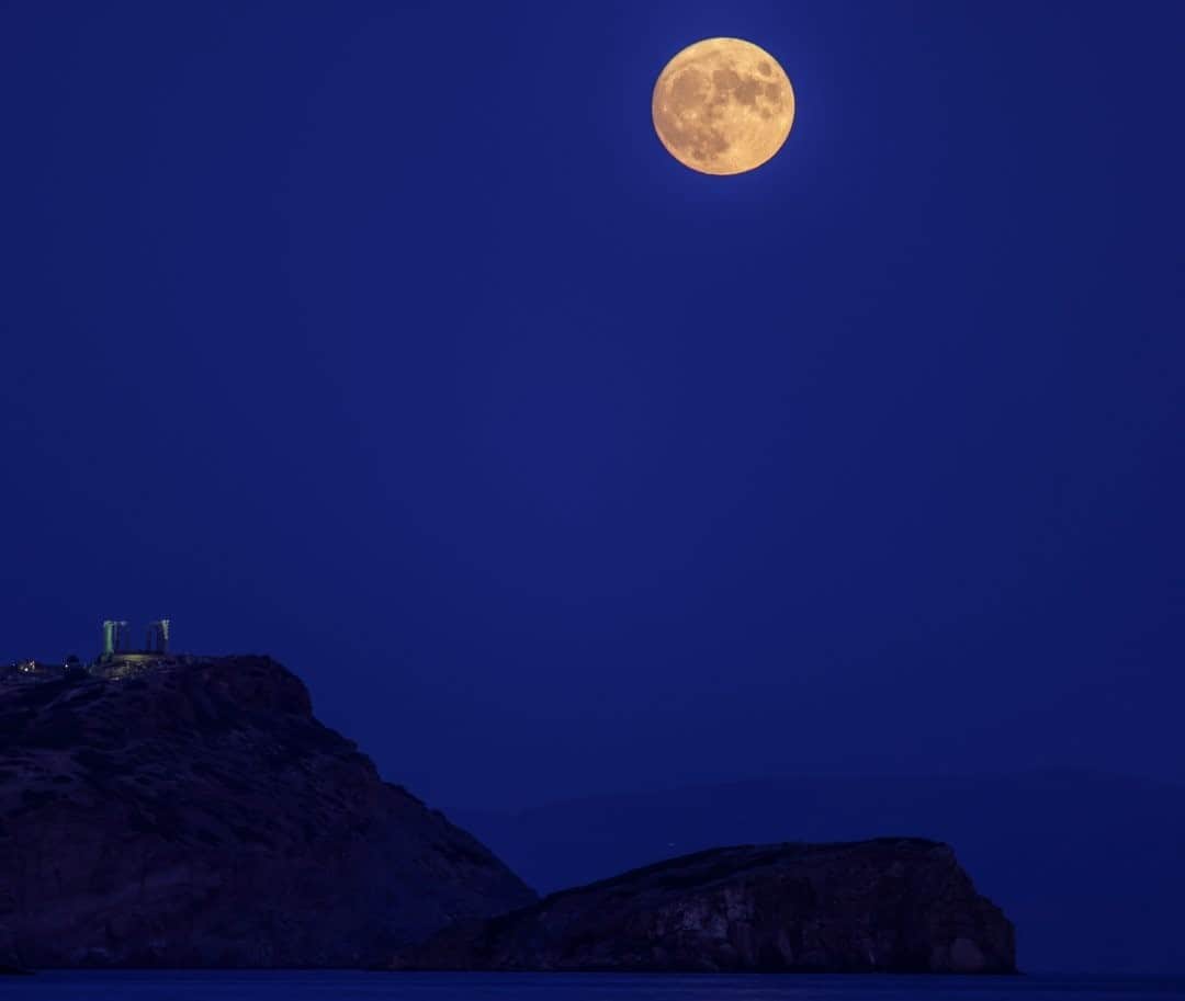 National Geographic Travelさんのインスタグラム写真 - (National Geographic TravelInstagram)「Photo by Muhammed Muheisen @mmuheisen / On the first of September I captured this image of the full moon as it rose above the ancient temple of Poseidon in Cape Sounion, Greece. For more photos and videos from different parts of the world, follow me @mmuheisen and @mmuheisenpublic. #muhammedmuheisen #Greece #Fullmoon #Athens」12月9日 4時37分 - natgeotravel