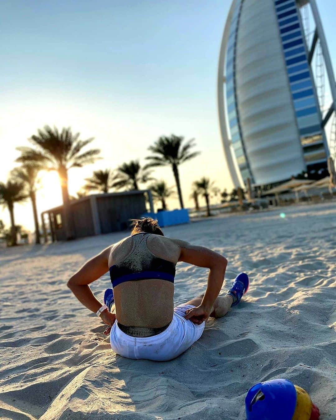 キルステン・フリプケンスのインスタグラム：「911 🚑 🙅‍♀️  #beachtraining #preseason #dubai #deadaf💀」