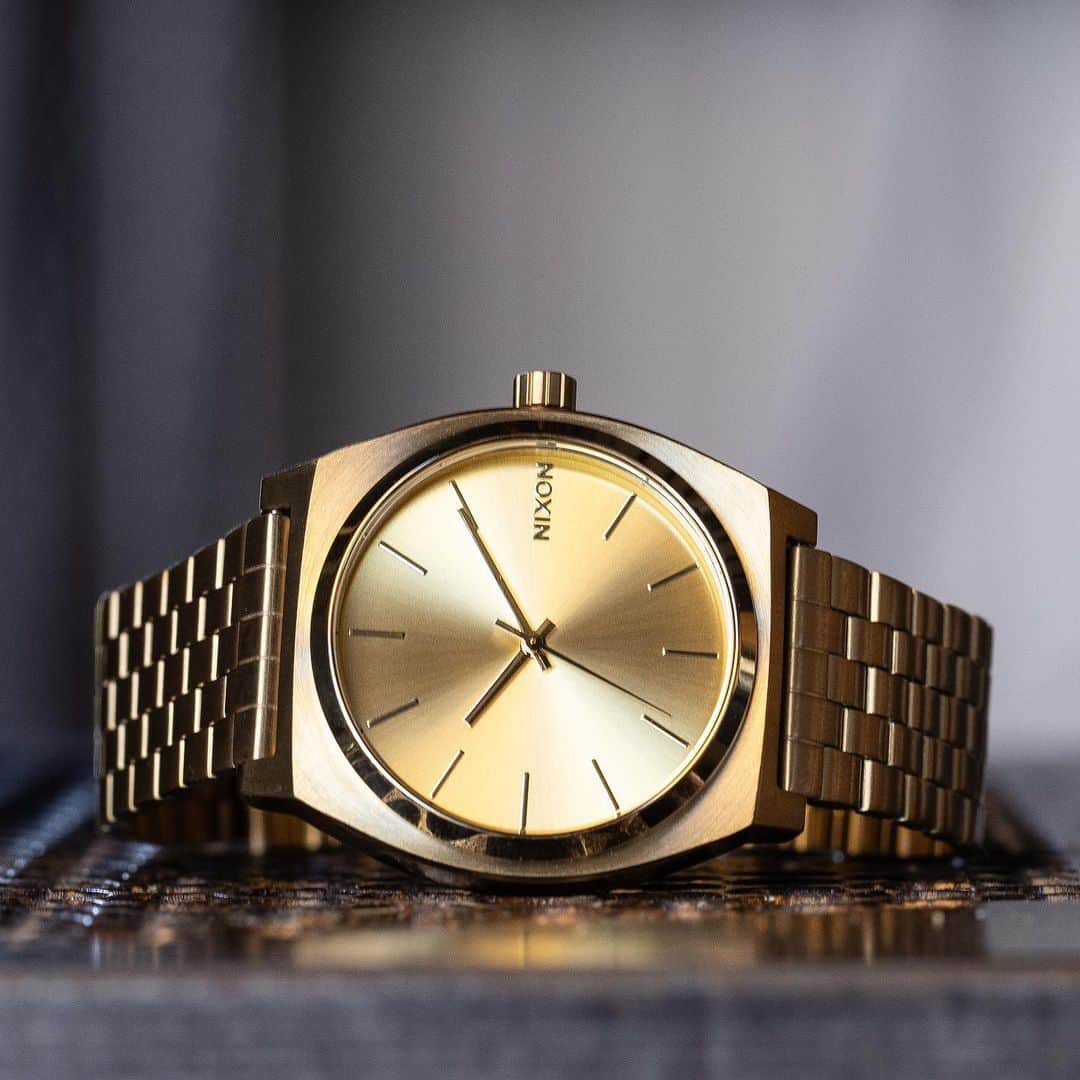 ニクソンのインスタグラム：「Give the gift of gold #TimeTeller #Nixon」