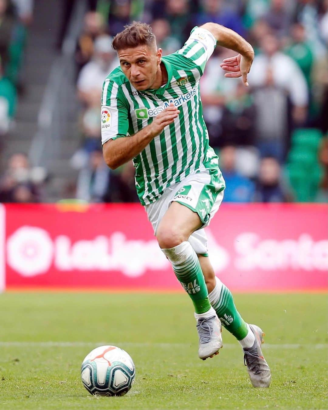 LFPさんのインスタグラム写真 - (LFPInstagram)「This 'kid' looks promising... 🧒🏻  #OnThisDay last year in #LaLigaSantander...  ✨ First career hat-trick. ✨ Oldest player to score three goals in the same game in #LaLigaHistory. • Un 'chaval' sin límites... 🧒🏻  #TalDíaComoHoy, hace 1⃣ año, en #LaLiga Santander...  ✨ Primer hat-trick de su carrera.  ✨ Jugador más veterano en marcar tres goles en un mismo partido en #LaLigaHistory. • #RealBetis #Joaquín #Football #Goals」12月9日 4時56分 - laliga