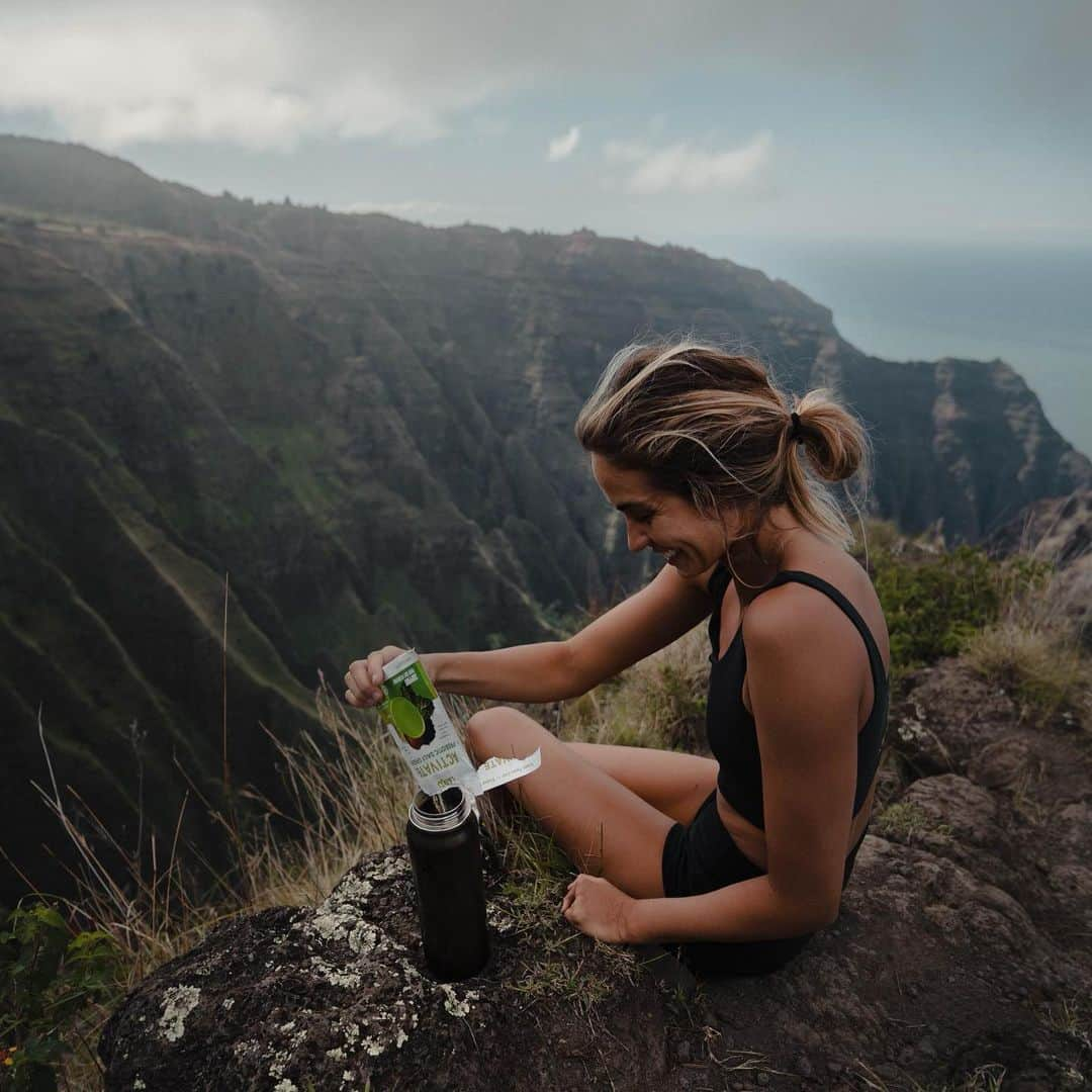 ブリアナ・コープさんのインスタグラム写真 - (ブリアナ・コープInstagram)「Don't forget to get your greens!🌱  I'm so excited to partner with @lairdsuperfood to share the love about their brand new Activate Greens, which has 18 superfood ingredients✨   Each serving is the equivalent of 14 kale leaves, 4 spinach leaves, 1 broccoli floret, and 5 blueberries. It makes it so easy to get your recommended daily dose of greens without slowing down. 🌱🏃🏼‍♀️  They're offering 15% for a limited time...go check it out!」12月9日 4時51分 - briannacope