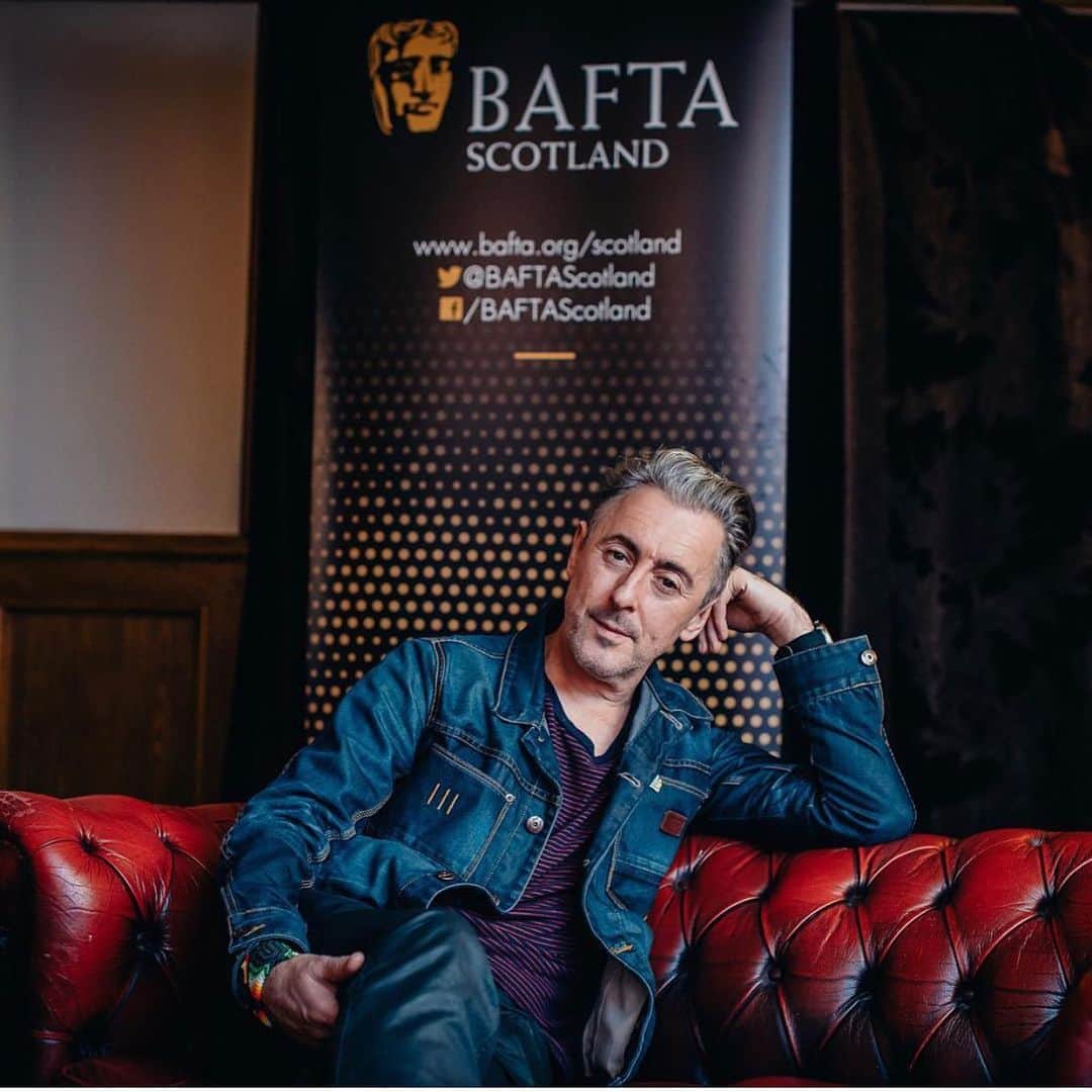 アラン・カミングさんのインスタグラム写真 - (アラン・カミングInstagram)「I’m watching the BAFTA Scotland awards tonight. They’re live streaming on BAFTA’s Facebook and YouTube channels right now! Here I am a couple of years ago at a BAFTA event in Glesga @baftascotland @ee #baftascot20」12月9日 4時52分 - alancummingreally