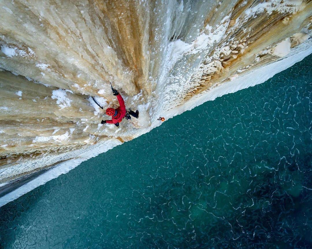 マウンテンハードウェアのインスタグラム：「The American Alpine Club (@americanalpine) provides education and inspiration, conservation and advocacy, rescue support, and so much more—all with the goal of strengthening the bonds of our outdoor community. Our partnership supports annual events like the Craggin’ Classic Series, and together, we’ve also established the Club’s McNeill-Nott Grant: a women-specific climbing grant founded to honor and preserve the spirit of Sue Nott and Karen McNeill, two talented and courageous climbers who lost their lives on Mt. Foraker in 2006. (Visit the link in our bio to learn more about their work and how you can support.) Photo: @austinschmitzphoto / @americanalpine.」