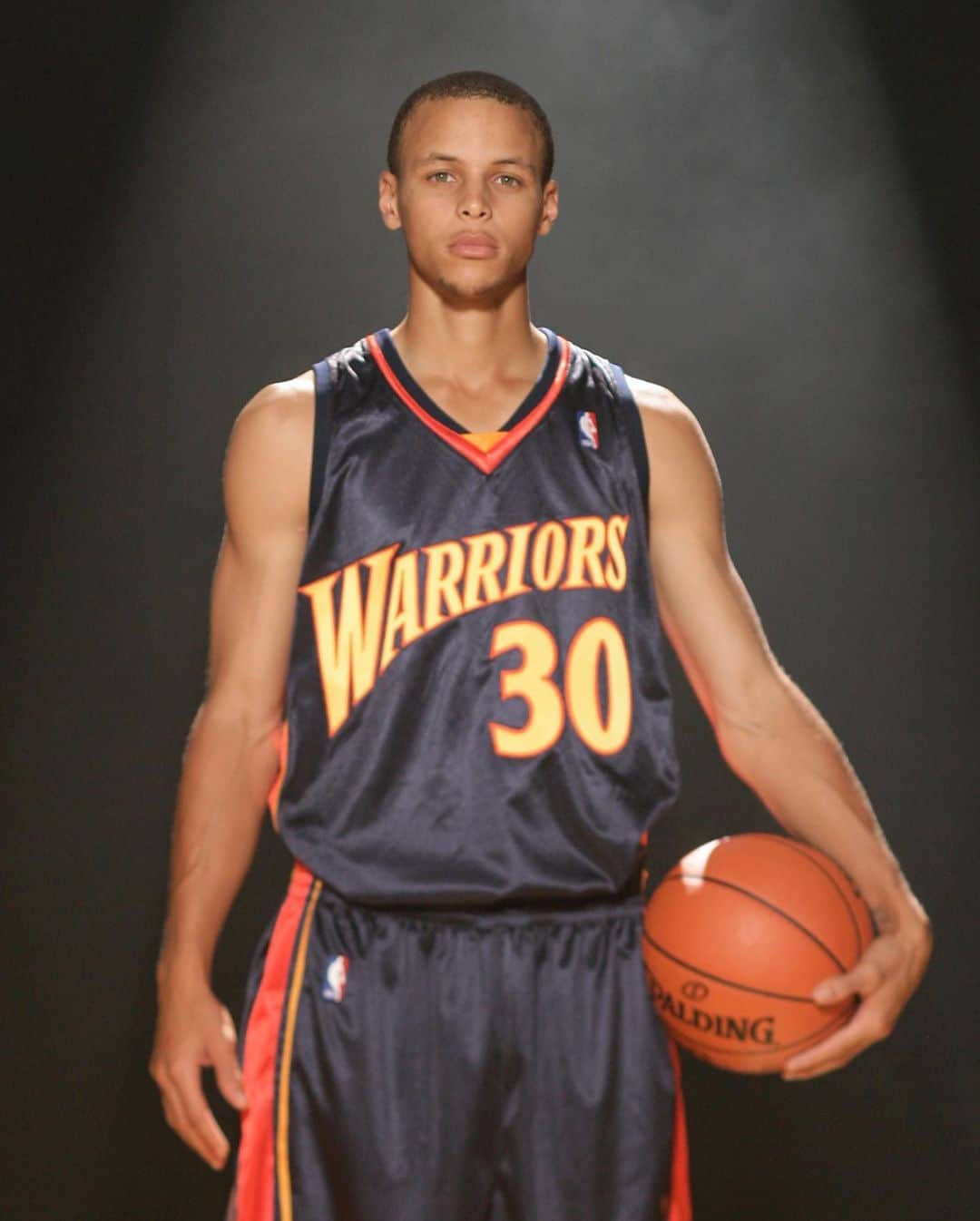 NBAさんのインスタグラム写真 - (NBAInstagram)「👀 @stephencurry30’s first training camp with the @warriors in 2009, including some rookie duties!  The 2020-21 NBA Season Starts Christmas Week with Games Beginning Tuesday, December 22. #KiaTipOff20」12月9日 4時58分 - nba