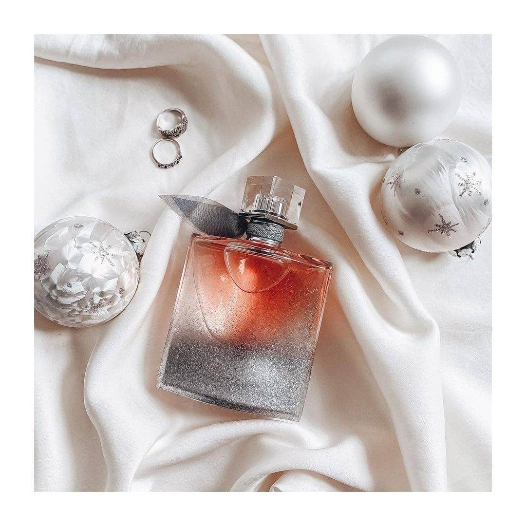 Lancôme Officialさんのインスタグラム写真 - (Lancôme OfficialInstagram)「Draw a smile on your face, like @elinachess, and wrap yourself up in the sweet colorful notes of La Vie Est Belle — a fragrance that fills the Holiday season with joy and laughter.  #Lancome #LaVieEstBelle #Fragrance #Regram」12月9日 4時58分 - lancomeofficial