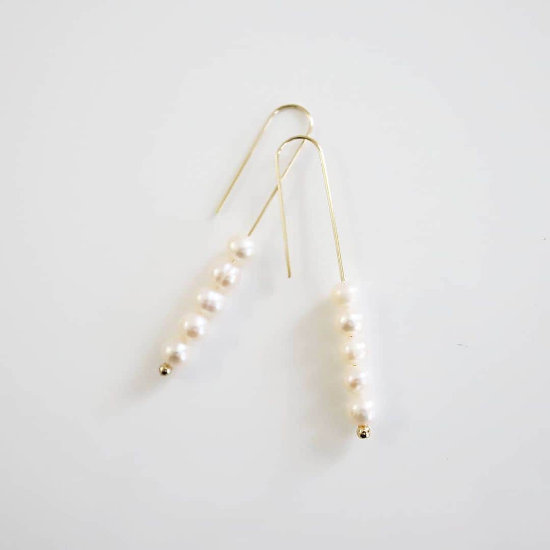 のインスタグラム：「淡水パールのピアス · · #joueri#アクセサリー#ピアス#天然石#淡水パール#天然石ピアス#カジュアルコーデ #ハンドメイドアクセサリー#fashion#ootd#outfit#code#coordinate#style#ファッション#コーディネート#コーデ#プチプラ#プチプラコーデ#シンプルコーデ#mamagirl#locari#partegram#カジュアル#お洒落さんと繋がりたい」