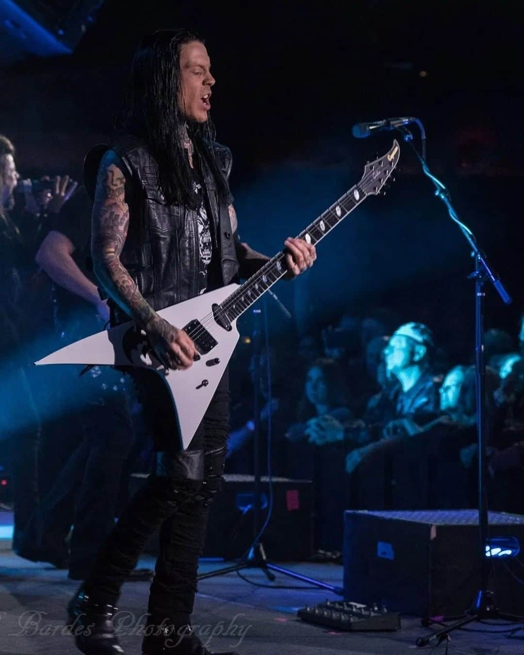 Queensrycheさんのインスタグラム写真 - (QueensrycheInstagram)「Parker at the Starland Ballroom in Sayreville N.J. (photo credit B.Bardes Photography) #queensryche #theverdicttour #parkerlundgren #guitarist #guitarplayer #talentedmusician #backupvocalist #songwriter #bamf #wemissourrychers #bestfansintheworld #rychersrule #wemissyouall❤️」12月9日 5時00分 - queensrycheofficial