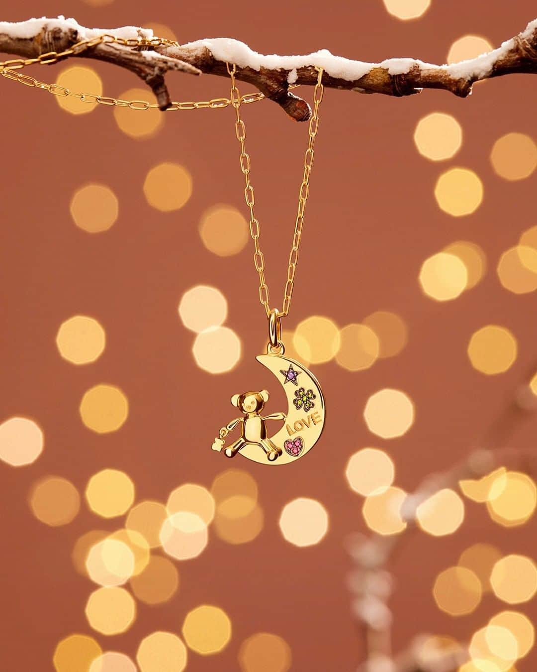 トウスのインスタグラム：「Every Christmas the same traditions. Isn’t it wonderful? Find the perfect gift on tous.com and at TOUS stores. #NormalChristmas #StayTender #TOUSJewelry」