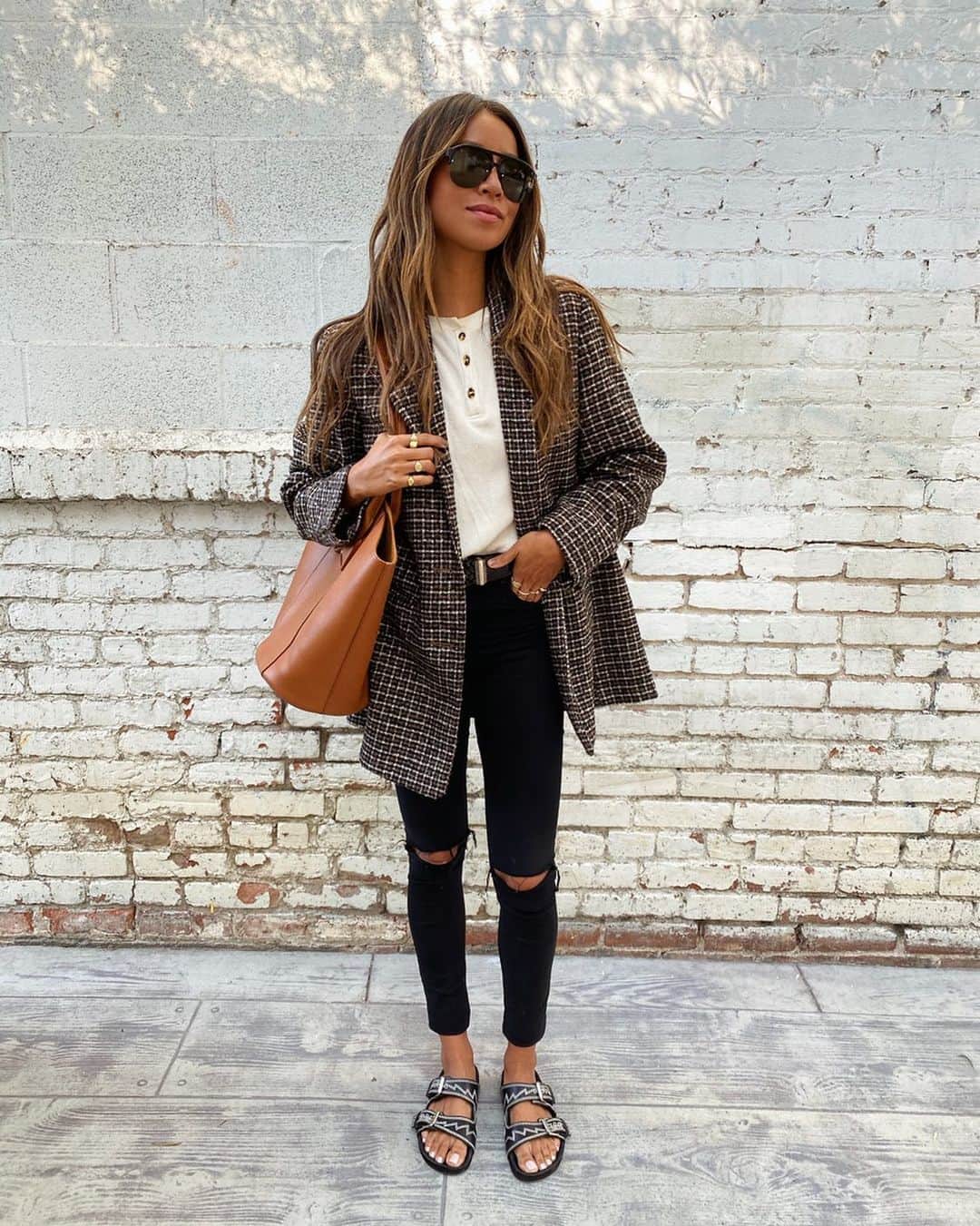 ジュリー・サリニャーナのインスタグラム：「Fall LA tones! 🍂 #ootd」