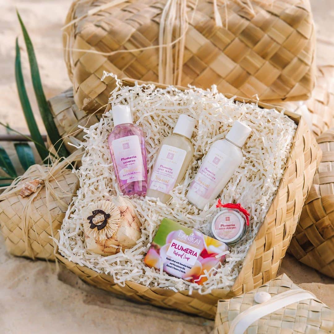 Lanikai Bath and Bodyさんのインスタグラム写真 - (Lanikai Bath and BodyInstagram)「Our Gift Sets are cozied up in a genuine Lauhala box adorned with a sea inspired keepsake ornament. We make wrapping easy, reusable and sustainable!   We've got the gifting goodies for every~body and at every price point.   Complimentary shipping on orders $75+ order by December 15th for Christmas delivery.  Link to our selection in Bio.  #gift #christmas #melekalikimaka #holiday #stockingstuffers #ecofriendly #hawaii #plumeria #beach #palm #lauhala #recycle #wrapping #organizer #giftset #supportlocal #lanikai #shea #kukuinut #verbena」12月9日 5時16分 - lanikaibathandbody