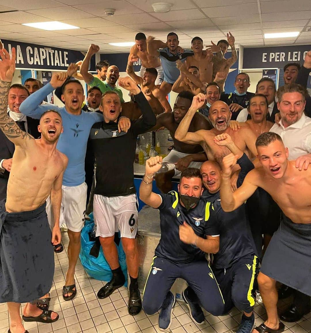 ホセ・マヌエル・レイナのインスタグラム：「Dopo 20 anni andiamo agli 1/8 SIIIIIIII....andiamo ragazzi @official_sslazio!!! 👊🏻💙💪🏻 #CMonEagles 🦅」