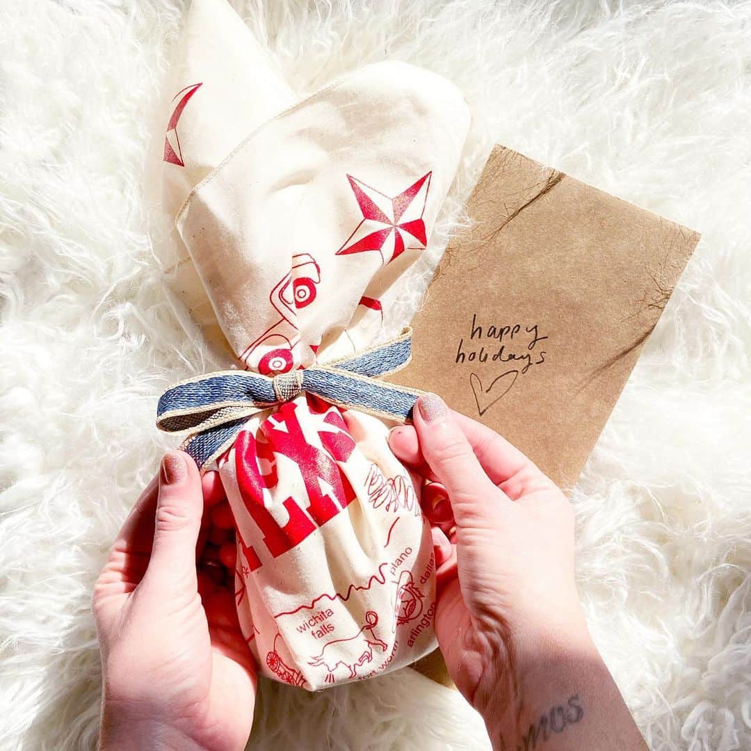 のインスタグラム：「Wrap it with Maptote! Get creative with your wrapping paper this year and make it a part of the gift 🎁 It's eco-friendly & fun!」
