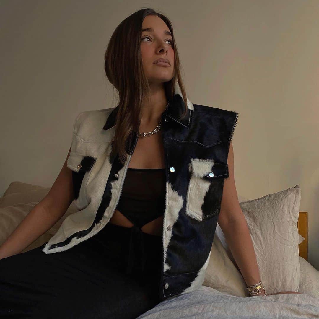 We Wore Whatのインスタグラム：「Categorically into cowhide, and yes that’s a term I use now because of Love Island (amongst grafting, banter, bev, and others that are not pg13) 🐄」
