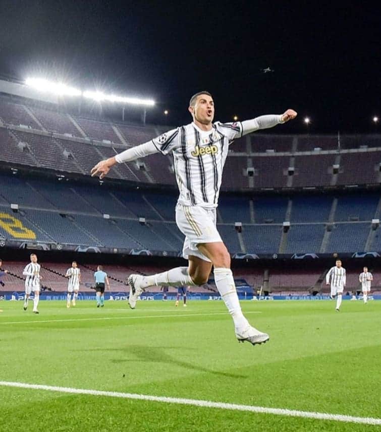 ユヴェントスFCさんのインスタグラム写真 - (ユヴェントスFCInstagram)「𝘚𝘪𝘪𝘪𝘶𝘶𝘶 𝘢𝘵 𝘵𝘩𝘦 𝘊𝘢𝘮𝘱 𝘕𝘰𝘶? 𝙎𝙄𝙄𝙄𝙐𝙐𝙐𝙐𝙐 𝘼𝙏 𝙏𝙃𝙀 𝘾𝘼𝙈𝙋 𝙉𝙊𝙐!!! 🔥🔥🔥  #BarçaJuve #JuveUCL #FinoAllaFine #ForzaJuve #Cristiano #Ronaldo」12月9日 5時25分 - juventus