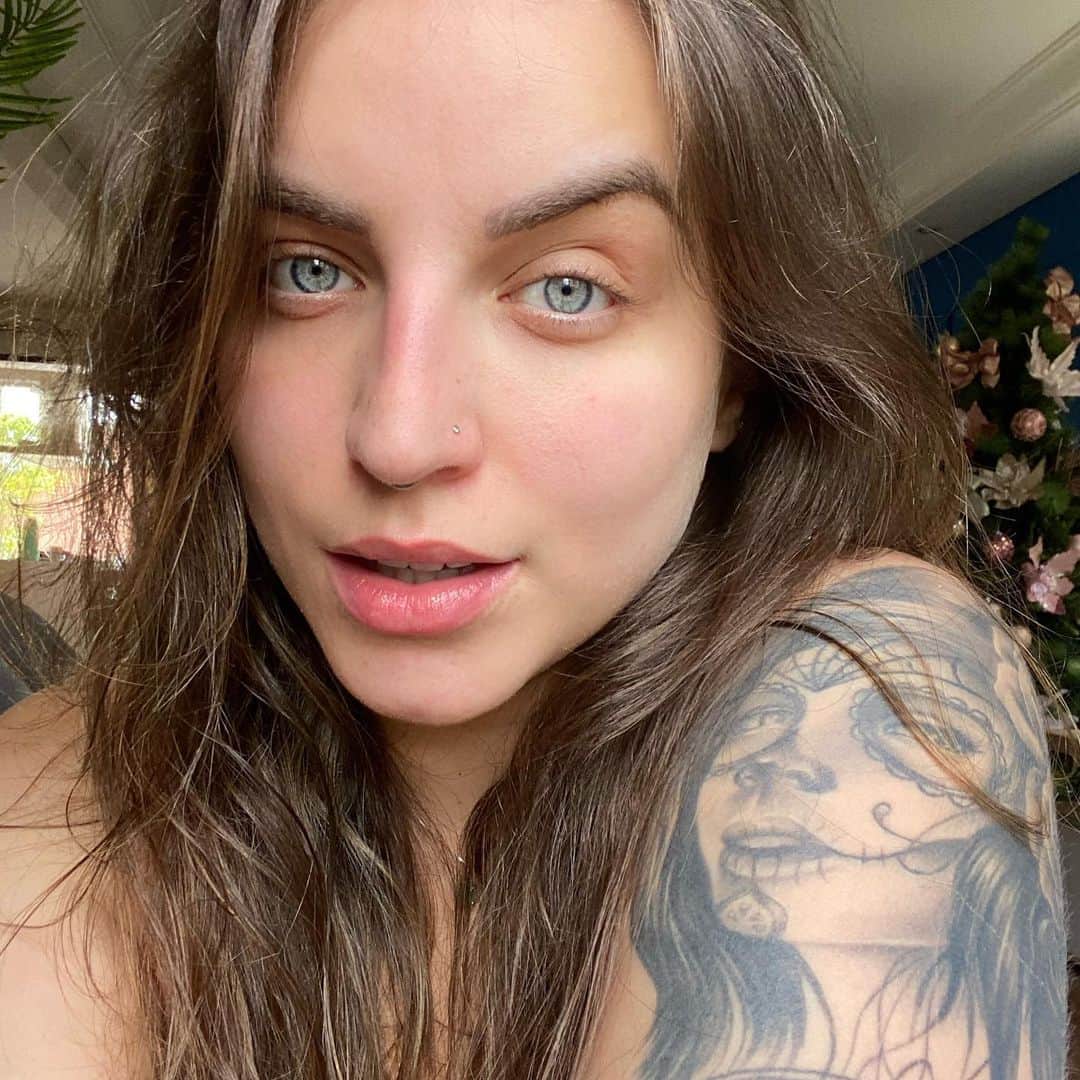 Bruna Unzuetaのインスタグラム：「Eu falo tanto de skincare aqui, né? Sobre os cuidados que devemos ter e o que usar, mas hoje queria falar da minha dermato @dra.pamelaborsatto com mãos de fada 🧚🏼‍♂️ ela é impecáveeeeel! Meu rostinho agradece depois que te conheci ❤️ @grupotaizcampbell」