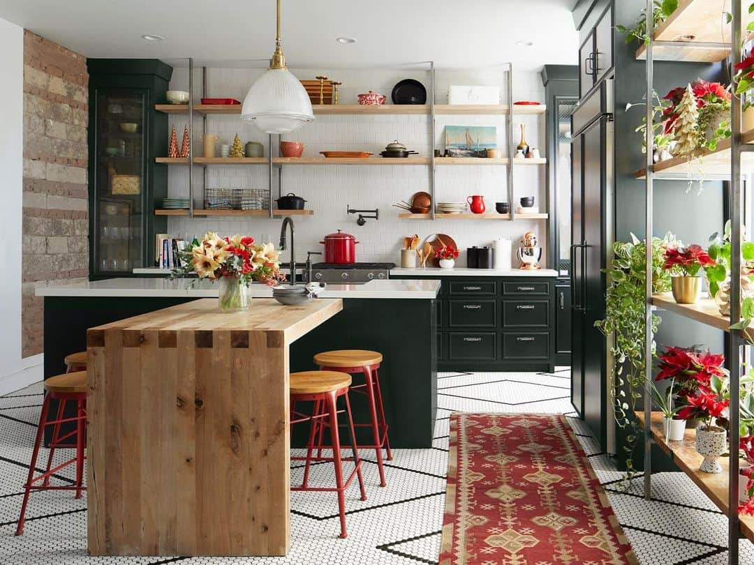 HGTVさんのインスタグラム写真 - (HGTVInstagram)「Open shelving, deep green cabinets, hex tile floors. 🤩 Believe it or not, this light-filled kitchen used to be a mercantile store! Link in bio for a tour with #HGTVMagazine ☝️ . 📷: David Tsay」12月9日 5時37分 - hgtv