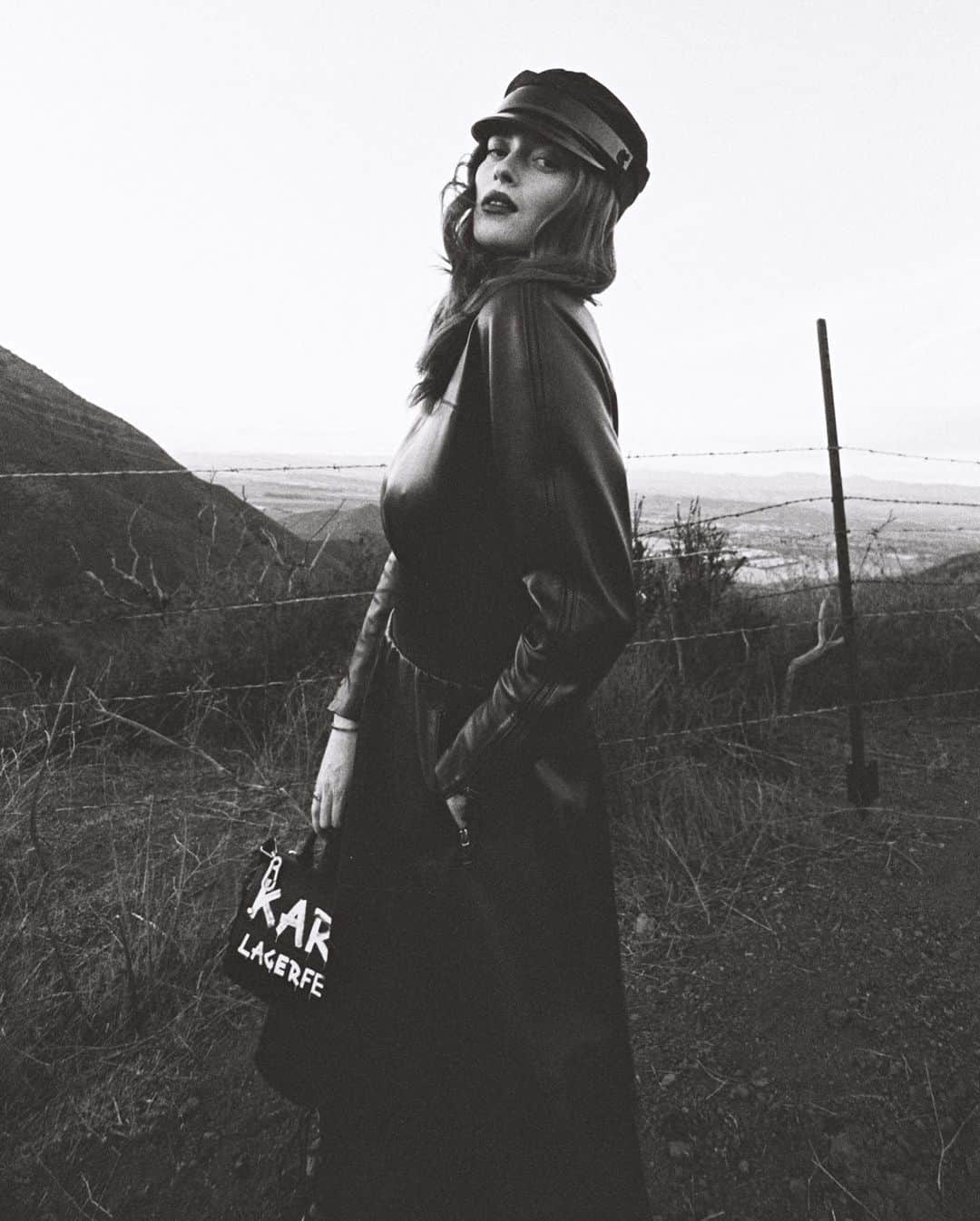 Larsen Thompsonさんのインスタグラム写真 - (Larsen ThompsonInstagram)「Fashion is timeless with @karllagerfeld 🖤 Photos by: @rileytaylor」12月9日 5時42分 - larsenthompson