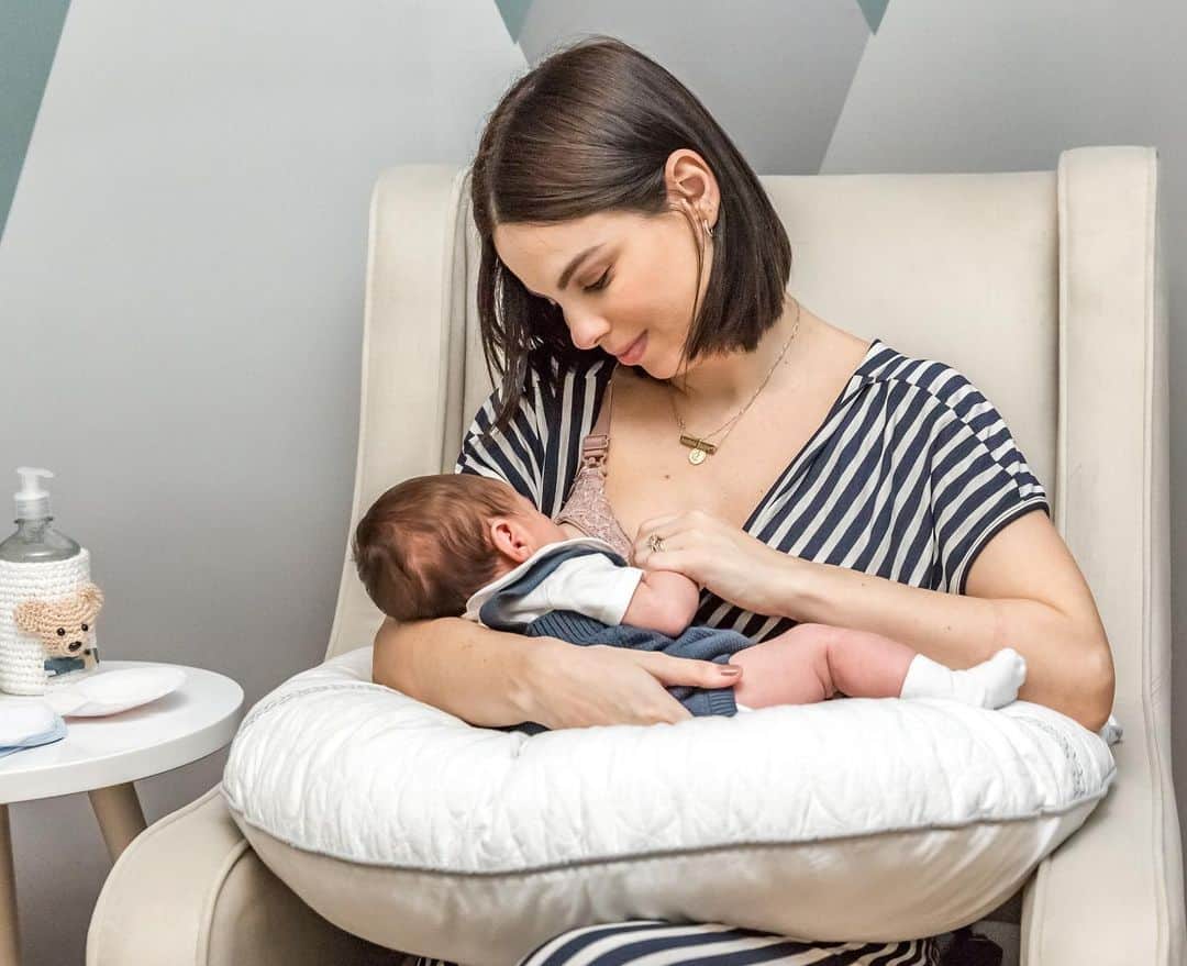 ステファニー・ブリットのインスタグラム：「Qdo vi essa foto tive vontade de abraçar essa mãe! A mãe q segura a mão do seu filho, tem mtos medos, mtas inseguranças, e com todos os defeitos é a melhor mãe pra esse bebezinho q aperta com toda sua força o dedo dela!  E assim foi desde o início com a amamentação. Difícil. Muito difícil. Ela que virava a cara pra que ele não “visse” a lágrima q escorria no rosto dela enquanto ele mamava, ela que muitas vezes queria fugir desse momento (e meu Deus que culpa ela senti de sentir isso)... Mas um segurando a mão do outro estão conseguindo... A dor passou, as lágrimas de dor cessaram e hoje esse momento é cheio de  sorrisos, muito leitinho (Amém!) e olhares apaixonados...  Com certeza outros desafios virão, mas  essa foto é pra lembrar a ela que nessa mãozinha tão pequenininha q segura com tanta força o dedo dela, mora o amor incondicional.  Ela é alimento dele, ele a força dela!  . ❤️ . E pra falar mais sobre esse momento que hoje é tão maravilhoso que é a amamentação, vou fazer uma live com a @amamentandobem 19:00!   . 📸 @fotografiathaisgalardi」