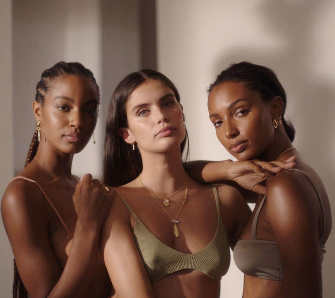 Vogue Runwayさんのインスタグラム写真 - (Vogue RunwayInstagram)「@pamelalove is releasing her a new collaboration with supermodels @eboneedavis, @jastookes, and @sarasampaio. Love worked closely with each model on the designs, which include yellow gold charm hoops, double ear cuffs, and chain necklaces with pendants made from pearls, opals, and cowrie shells. All of the pieces are priced under $700, with a percentage of the profits going to women-focused charities Project Lets, Black Girls Rock, and Daughter. See more at the link in bio.」12月9日 5時45分 - voguerunway