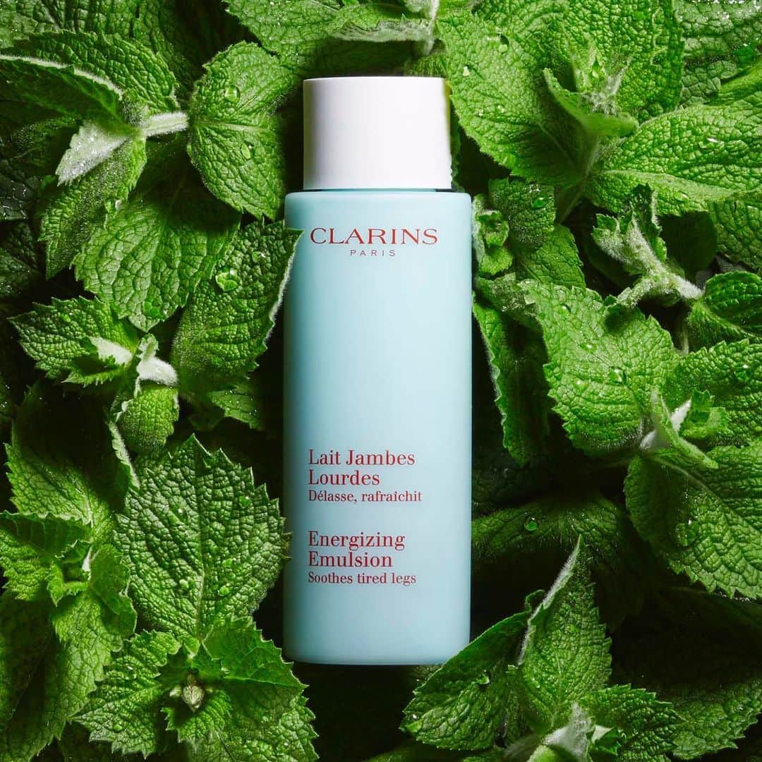 CLARINSさんのインスタグラム写真 - (CLARINSInstagram)「Energizing Emulsion Is the perfect companion if you are pregnant and have any swelling or tired legs. 🌿It has a cooling sensation and soothes tired legs and feet, while hydrating and softening skin. 🌿  🌿Natural plant extracts from St. John's Wort, Mint, Cypress, and Witch Hazel energize and refresh. Lightweight texture absorbs quickly and can be applied throughout the day—even over stockings in cooler months.🌿」12月9日 5時58分 - clarinsusa