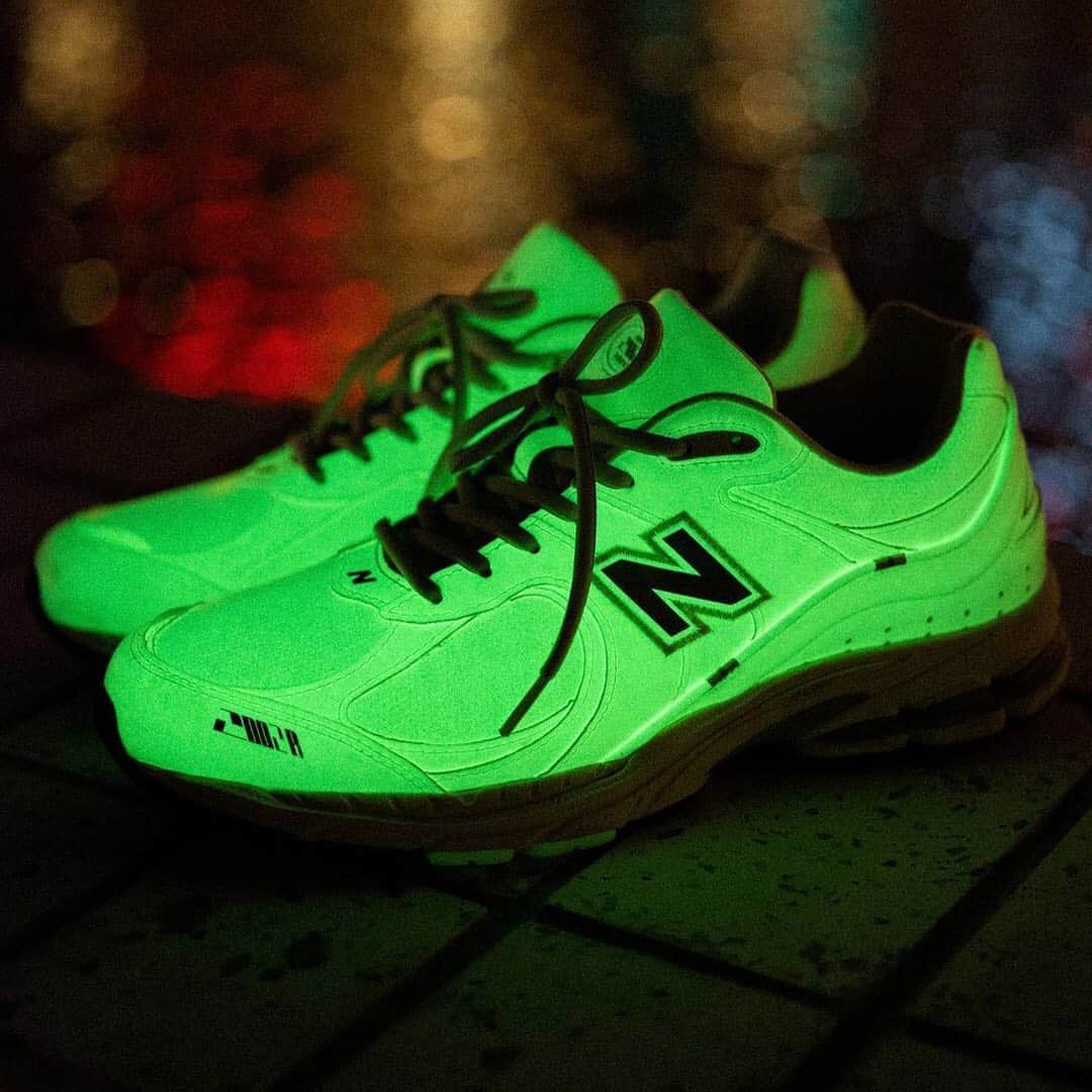 HYPEBEASTさんのインスタグラム写真 - (HYPEBEASTInstagram)「@hypebeastkicks: @newbalance continues its slew of 2002R collaborations this time with glow-in-the-dark iterations from @randomevent_co and @unikstore2003.⁠ Each style opts for a different set of materials: one offers a leather build — the first such style we’ve seen on a collaborative 2002R — with a slight neon green tint, while the other puts forth a more standard mesh-and-suede construction in black that’s accented by touches of soft neon green. Click the link in bio for more info.⠀ Photo: Randomevent」12月9日 5時54分 - hypebeast