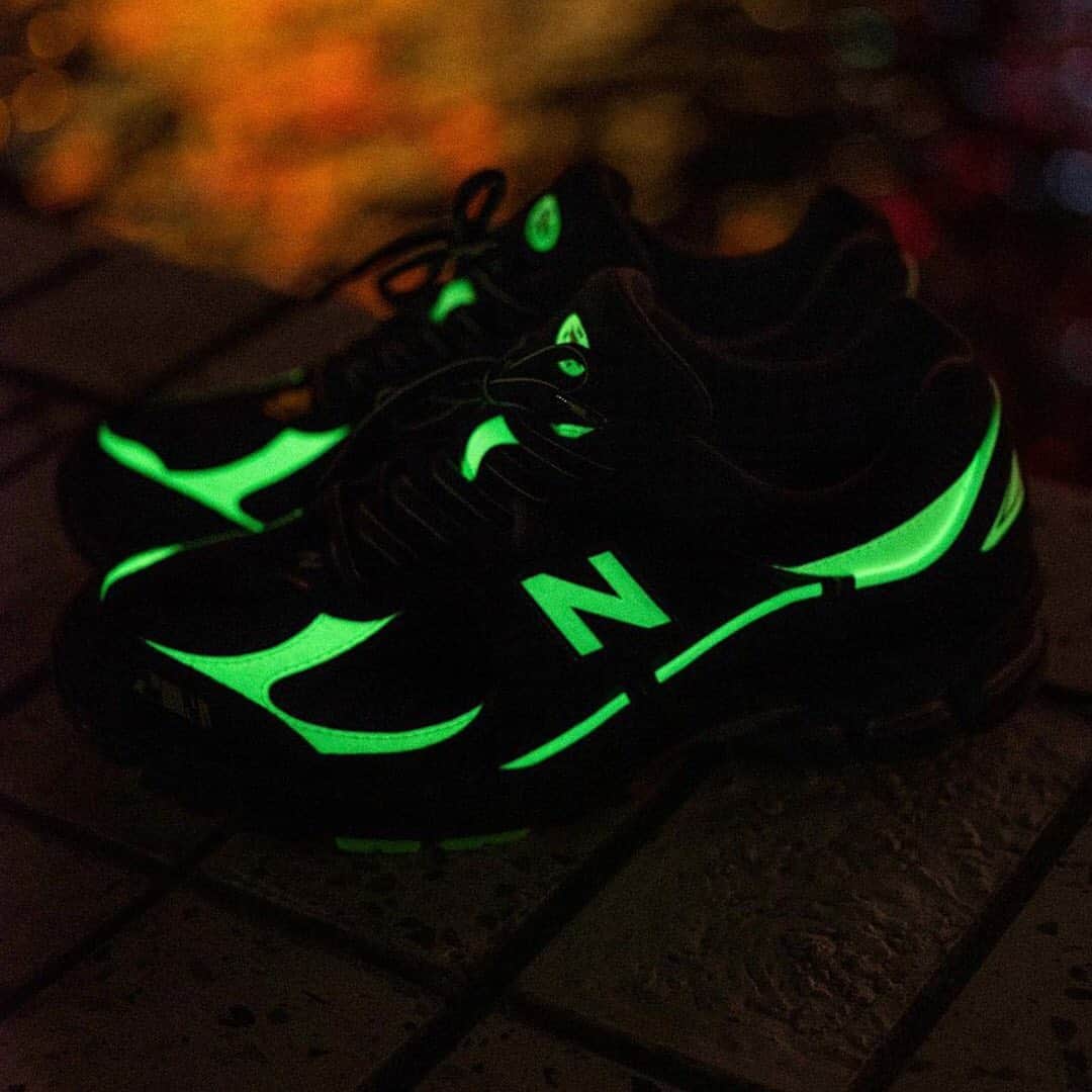 HYPEBEASTさんのインスタグラム写真 - (HYPEBEASTInstagram)「@hypebeastkicks: @newbalance continues its slew of 2002R collaborations this time with glow-in-the-dark iterations from @randomevent_co and @unikstore2003.⁠ Each style opts for a different set of materials: one offers a leather build — the first such style we’ve seen on a collaborative 2002R — with a slight neon green tint, while the other puts forth a more standard mesh-and-suede construction in black that’s accented by touches of soft neon green. Click the link in bio for more info.⠀ Photo: Randomevent」12月9日 5時54分 - hypebeast