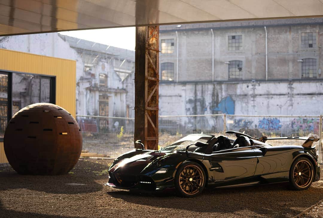 パガーニ・アウトモビリのインスタグラム：「The ideal setting for this specimen of Roadster BC.  It was once a key piece in the Italian industry, today the @parco_innovazione is a prime example of urban regeneration, but also an open air gallery to see some amazing works of street art and land art.   #pagani #huayra #roadaterbc #ParcoInnovazione」
