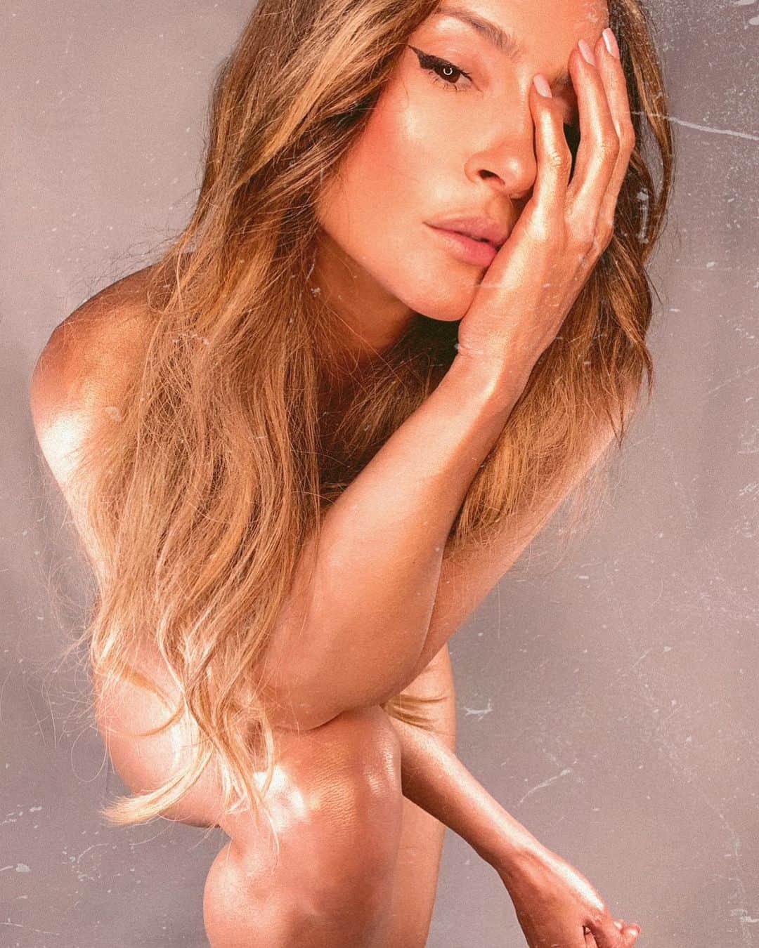 Claudia Leitteのインスタグラム：「Tem dias que tudo o que a gente precisa é adotar uma postura de mulherão, mesmo n se sentindo assim, né?! Às vezes parece que estamos sem nenhuma “casca de proteção”, mas o sol tá aí... brilhando pra vc! Meu novo EP #ClaudiaLeitteSolASol chega na quinta-feira com músicas que são pílulas de autoestima e raios de sol pra momentos de alegria e outros onde tudo o que a gente precisa é incorporar uma afrontosa e largar um “Desembaça dessa vibe, rapaz! Vete de mi vida que essa energia ruim já rodou!” ☀️🌻🌼 #SolASol」