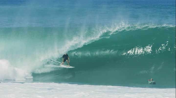 ジョン・ジョン・フローレンスのインスタグラム：「Both of my brothers are surfing the Pipe trials today.  It would be insane to surf with them in the main event. Let’s goooo」