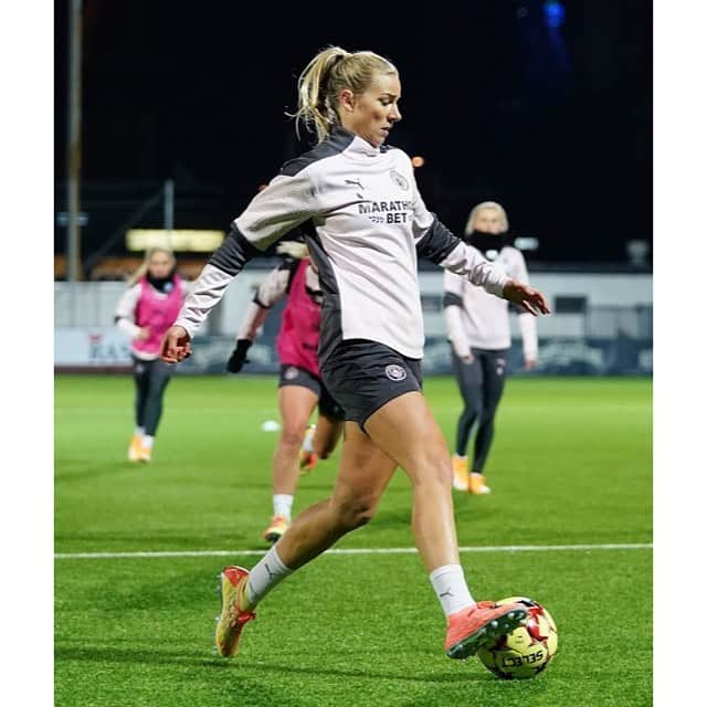 ジェンマ・ボナーのインスタグラム：「Champions League nights are back 💫」