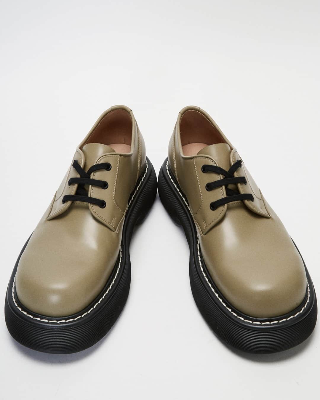 エルエヌシーシーのインスタグラム：「The Bounce Lace-Up Shoes are a clean-lined take on functional tropes, featuring a smooth grain finish and ribbed rubber sole. Explore new season accessories from @bottegaveneta online now.」