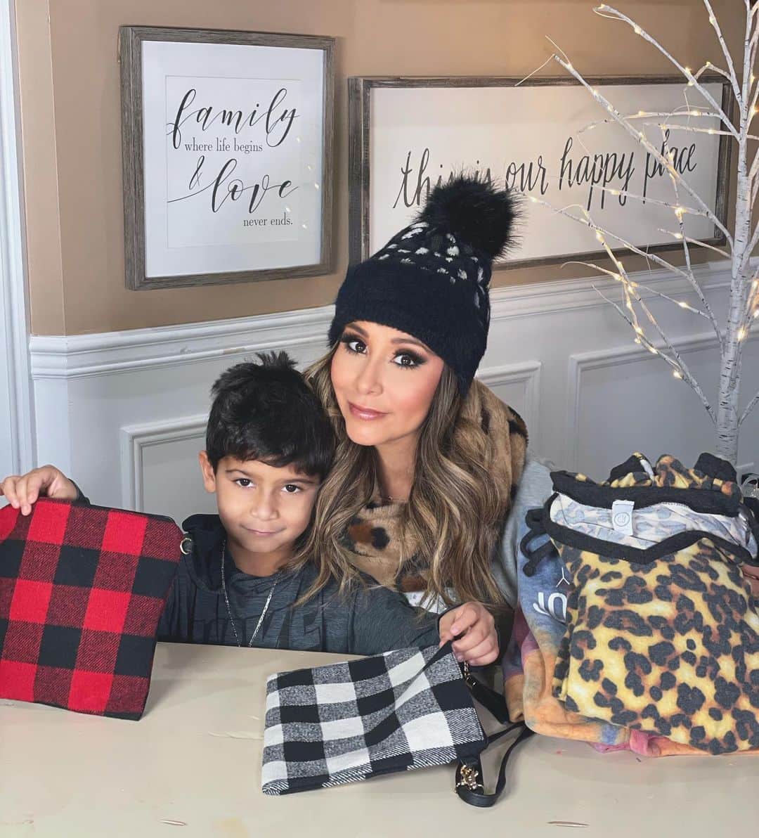 ニコール・ ポリッツィのインスタグラム：「Had the best co-host today helping Mawma with her Gift Guide today🖤 I love you my Lorenzo 🙏🏽」