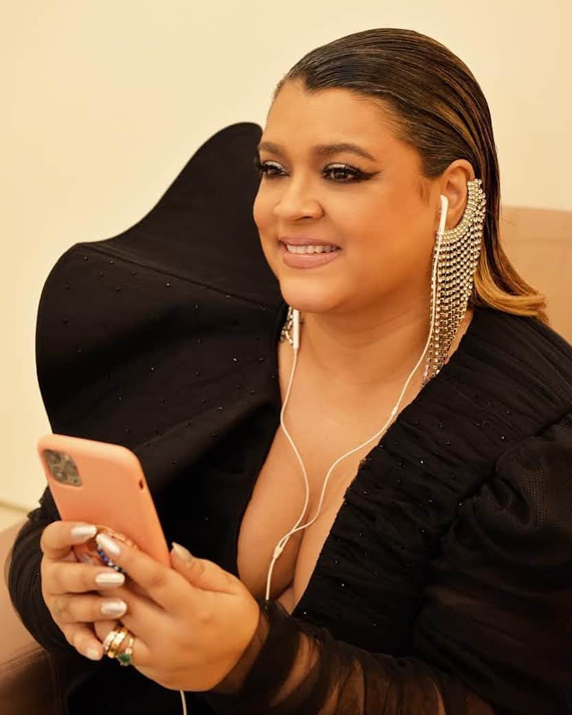 Preta Gilのインスタグラム：「Acho que todo mundo concorda que a música nos fez voar em 2020, né?  Em um ano um tanto atípico, essa forma de arte nos salvou mais do que nunca. E para premiar as mulheres do mundo da música, hoje acontece o @womensmusicevent, a primeira premiação totalmente dedicada a essas deusas! E assim como o WME, a @latamairlines também acredita no voo delas. Por isso, nós te convidamos a acompanhar a transmissão desse prêmio a partir das 21h, na @tntbr. E a LATAM ainda vai assinar a categoria Revelação... quem será que vai levar? Assista ao WME pra descobrir! Viva a nossa voz ✈ 💙 Aproveitem para comentar aqui o que faz vocês voarem!   #ad」