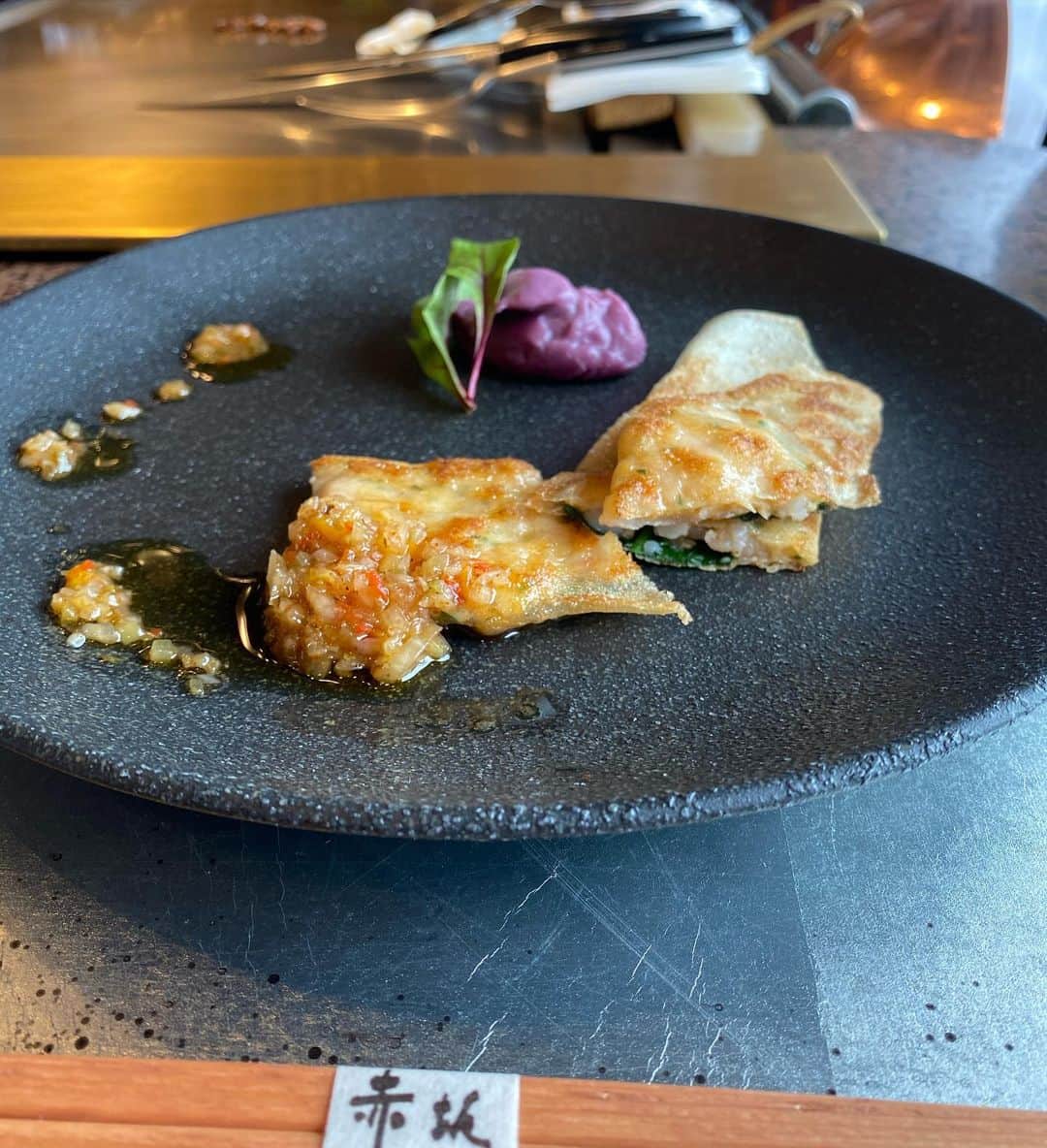 岡田祐佳のインスタグラム：「ちょい前のランチ🍴( ¨̮ )  天気悪くて折角の景色が…  でも、お肉美味しい😋  #ana鉄板焼き #ANA赤坂 #鉄板焼赤坂  #鉄板焼き #快気祝い #ランチ #心の友 w #お互い健康を語るお年頃 #贅沢ランチ」