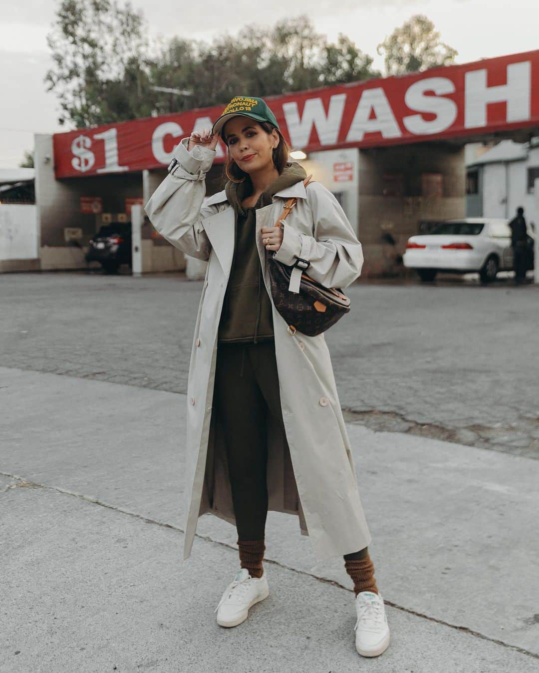 Collage Vintageのインスタグラム：「Gloomy day in LA! Perfect to wear my favorite vintage trench and cozy loungewear 😊」