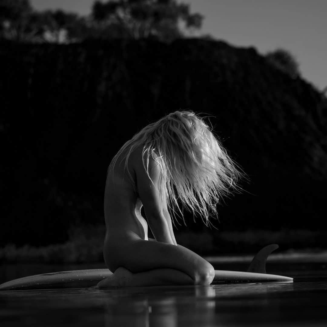 フェリシティー・パルマティアーのインスタグラム：「From the day I stepped foot into @tedgrambeau ’s exhibition “Sea Level” I was in awe of his work and the way he captured the world.  So when the opportunity came about to collaborate with Ted and create something different to what I was use to my obvious answer was yes - especially when there was a nice tie to my latest audio-visual project - Skin Deep.   This image is one of my favourites. I feel like it really captures the essence of Skin Deep. That it’s safe to be wildly uninhibited. That it’s time to be authentically me, to be feminine and to be strong. To surrender to vulnerability and to give myself permission to be every bit of the woman I was destined to be.   You can click the link in my bio to watch Skin Deep.   Photo: @tedgrambeau   #FlickPalmateerSkinDeep」