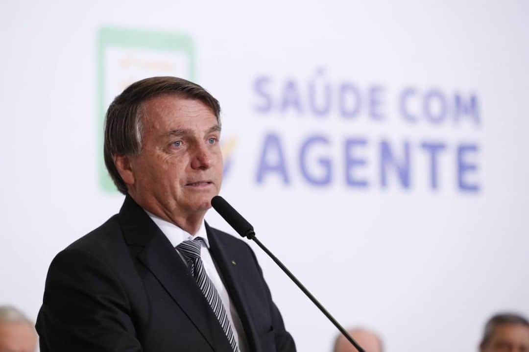 ジルマ・ルセフのインスタグラム：「O Presidente Jair Bolsonaro participou, nesta terça-feira (8), do lançamento do Programa Saúde com Agente. A iniciativa vai melhorar os indicadores de saúde, a qualidade e a resolutividade dos serviços da Atenção Primária aos brasileiros.  Fotos: Alan Santos/PR」