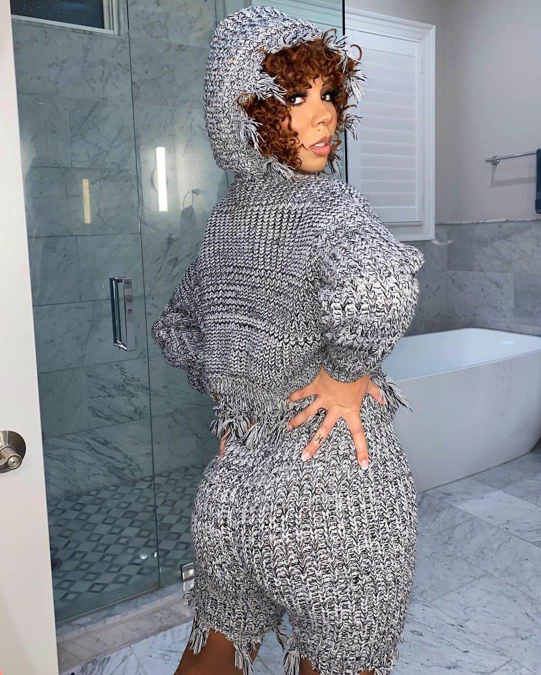 Brittany Rennerのインスタグラム：「Outfit: Monterey Distressed Sweater Set @fashionnova fashionnovapartner」